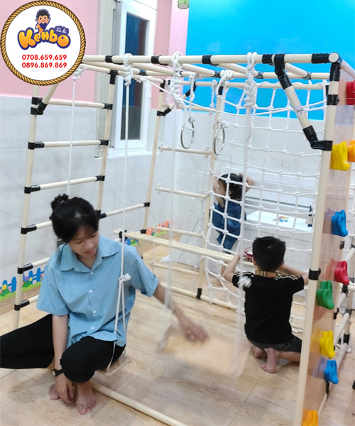 Cho trẻ vận động tại nhà với các dụng cụ vận động hỗ trợ bé linh hoạt hơn